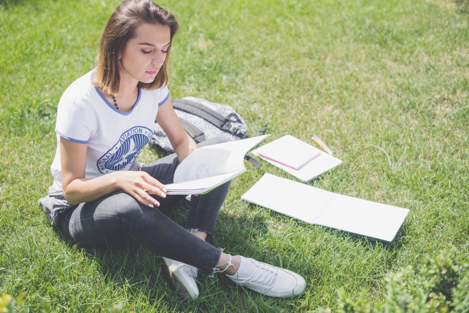Séance de travail sur la planification budgétaire avec documents et outils numériques